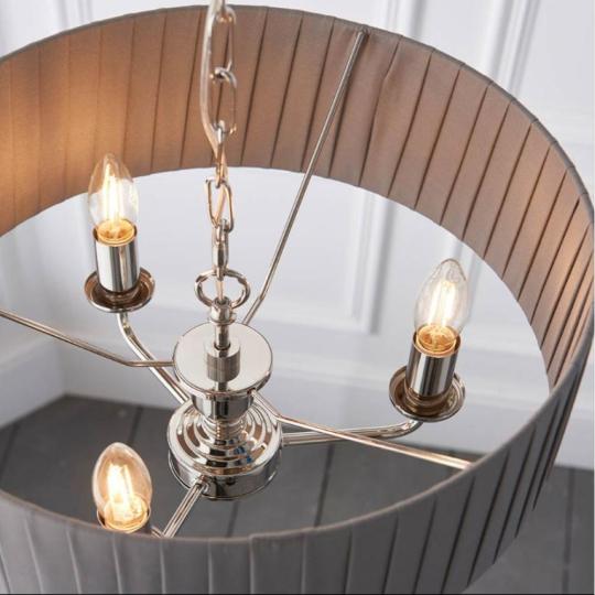 siva kruhova siva zavesna lampa klasicky luster elegantna pastelova farba obyvacka jedalen textilne tienidlo mediteransky balaton chata renovacia lampy country restauracia.jpg